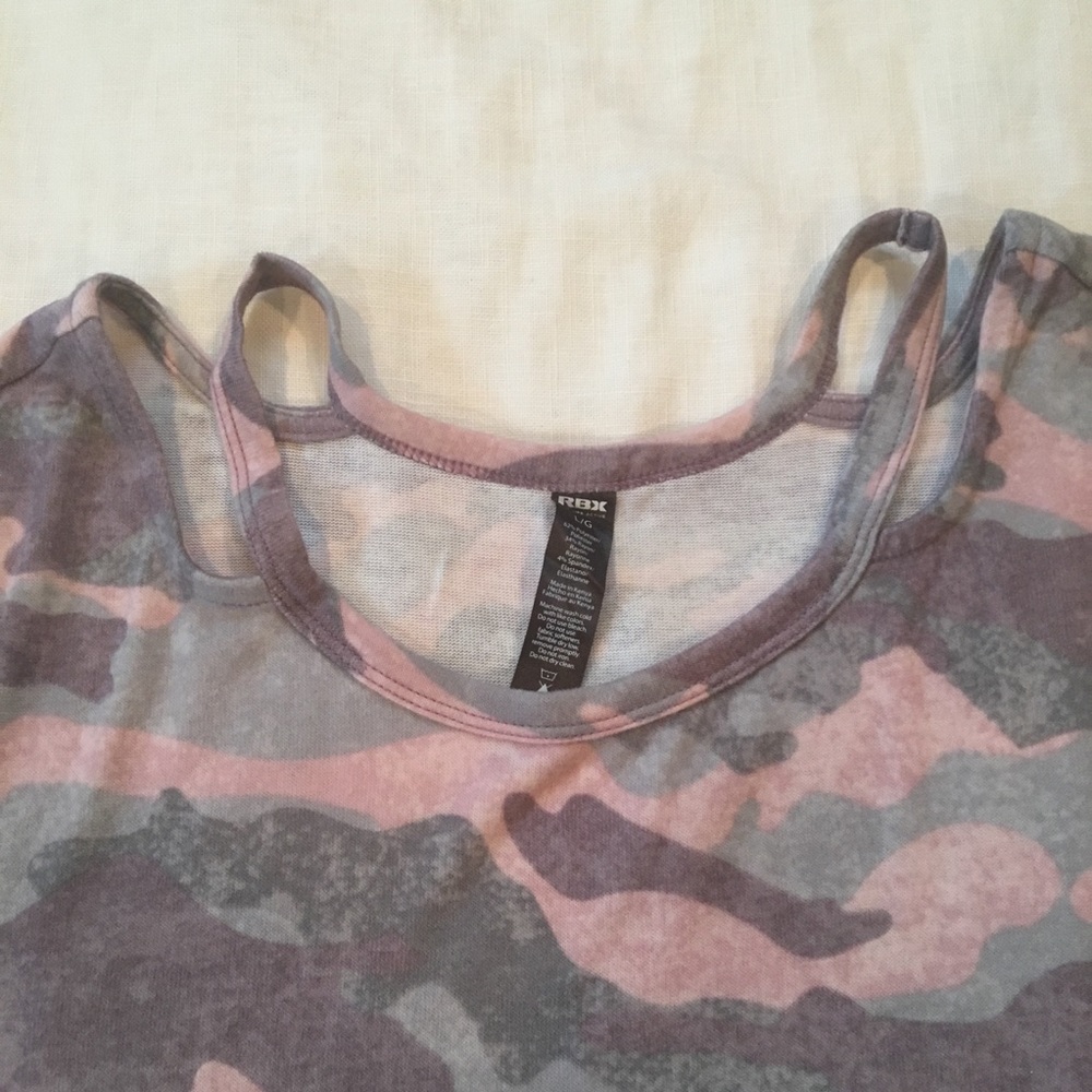 Reebok workout camo Top. So soft! Size L - Picture 2 of 4